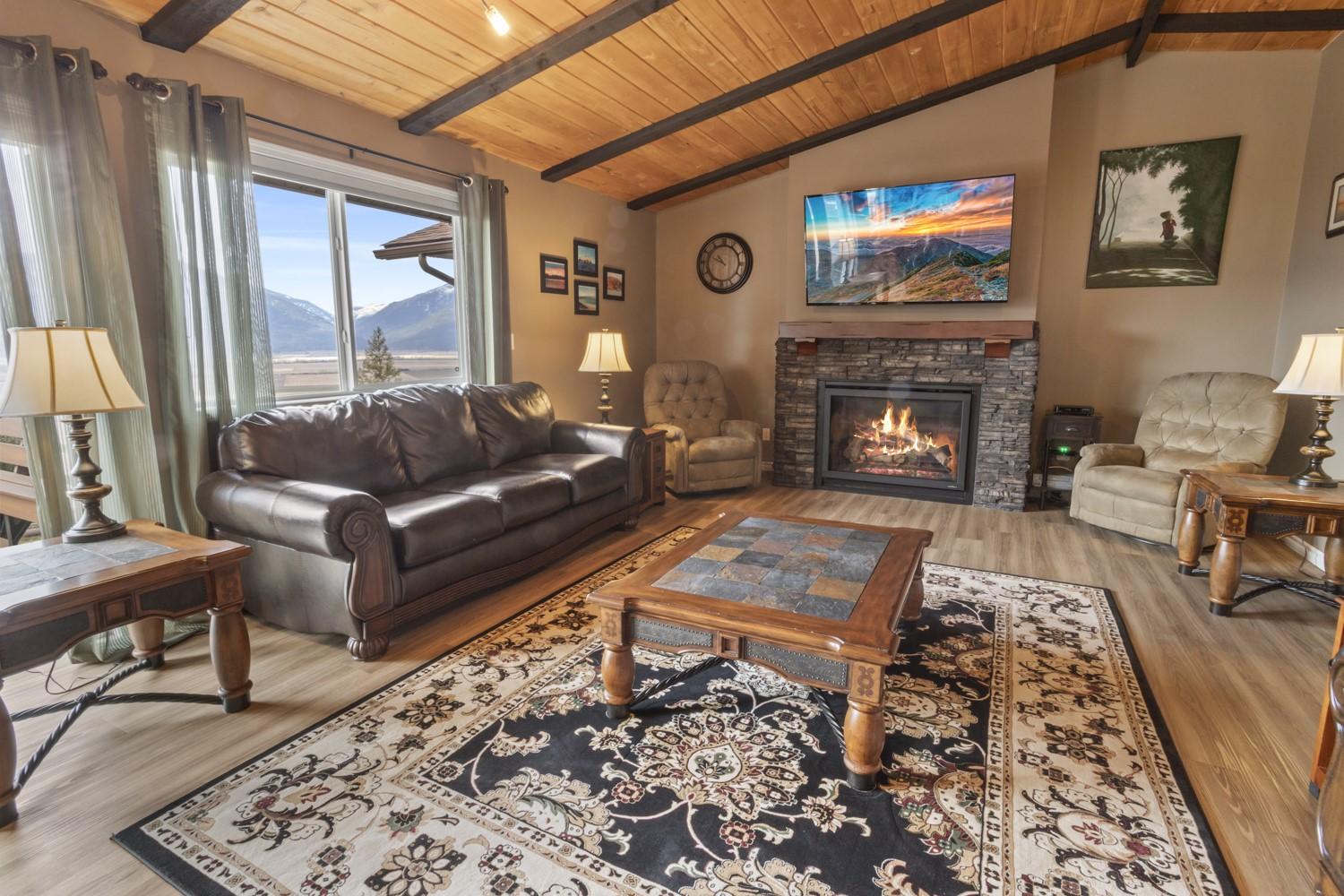 2715 3A Highway, Wynndel, BC - Indoor Photo Showing Living Room With Fireplace