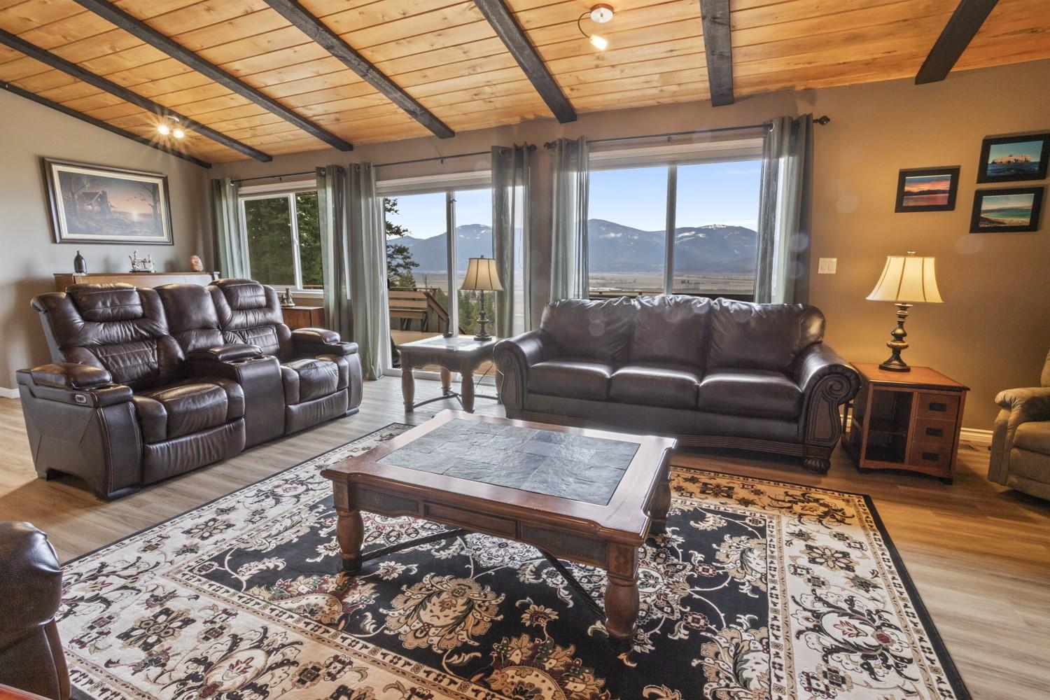 2715 3A Highway, Wynndel, BC - Indoor Photo Showing Living Room