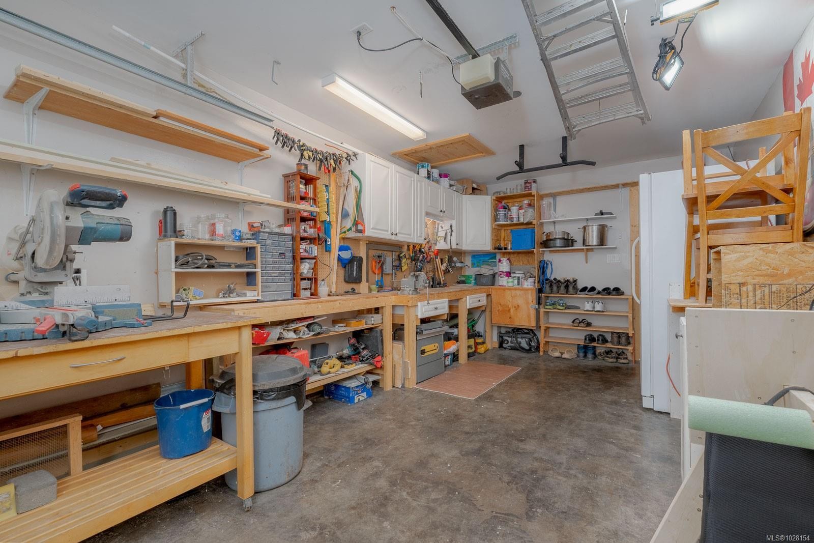 2910 Jonas Way, Chemainus, BC - Indoor Photo Showing Garage