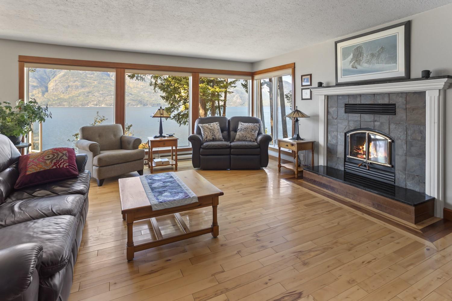 12531 Lewis Bay Road, Boswell, BC - Indoor Photo Showing Living Room With Fireplace