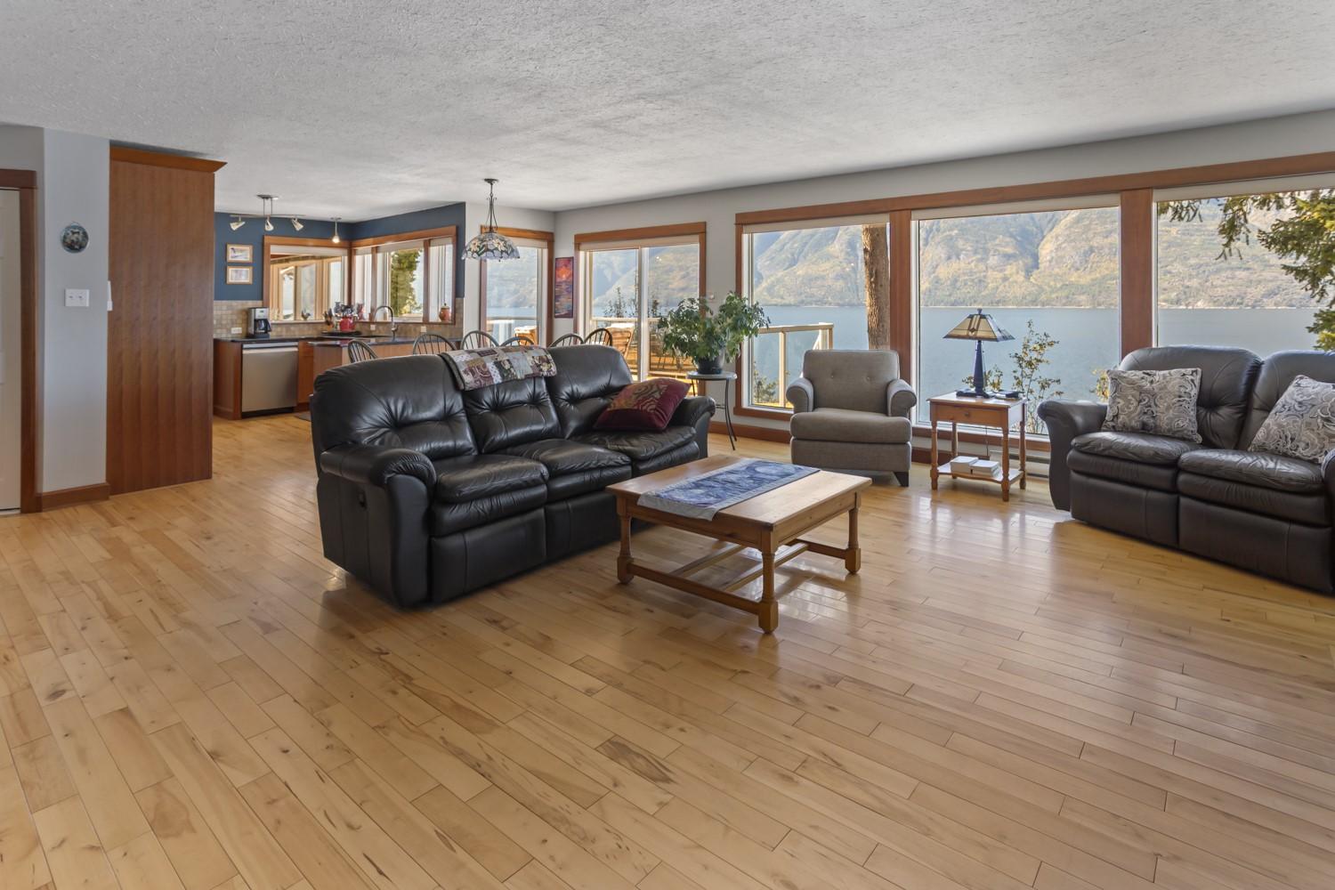 12531 Lewis Bay Road, Boswell, BC - Indoor Photo Showing Living Room