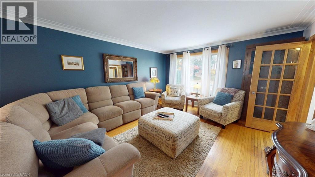 113 Edmund Road, Kitchener, ON - Indoor Photo Showing Living Room
