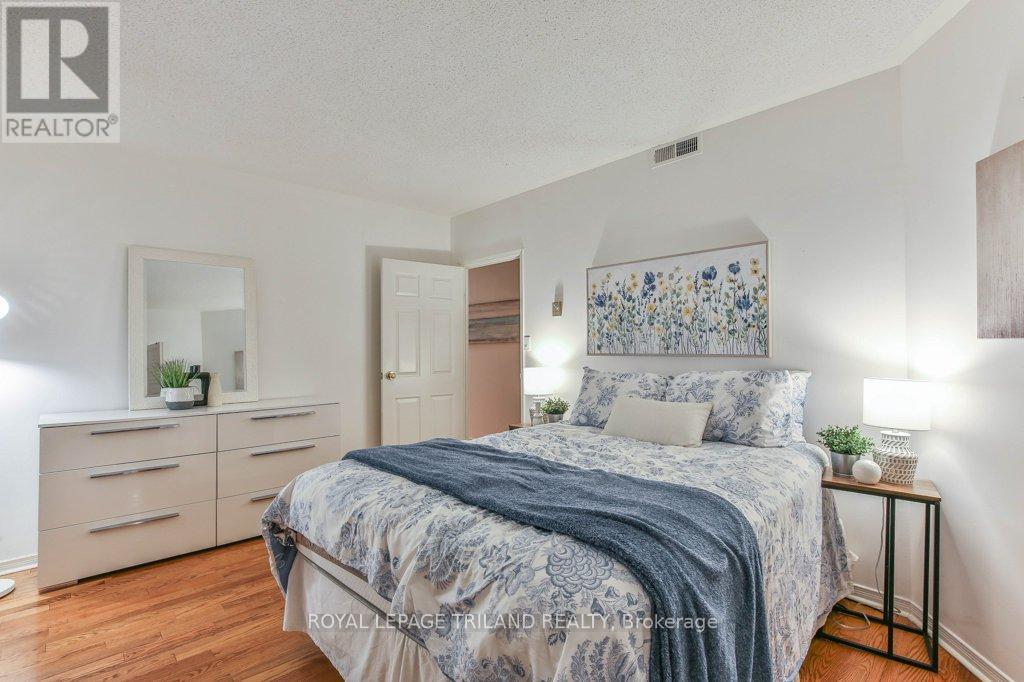 101 - 285 Queens Avenue, London East (East F), ON - Indoor Photo Showing Bedroom