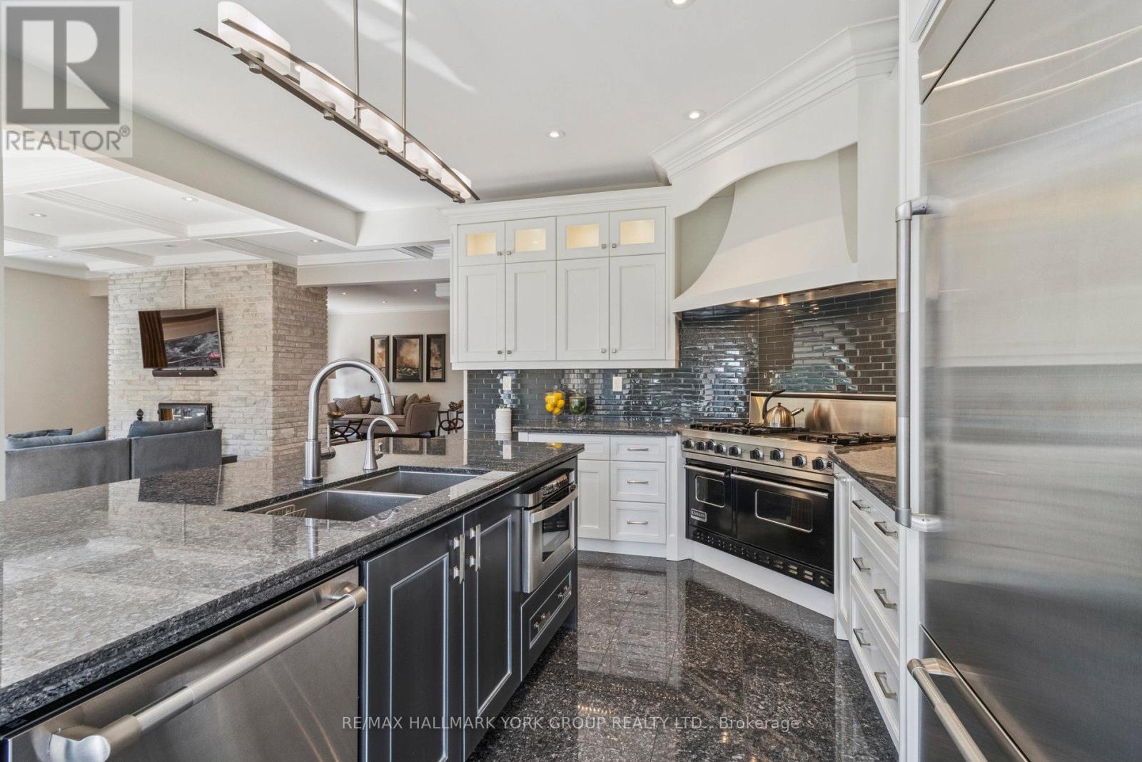 27 Scott Crescent, King, ON - Indoor Photo Showing Kitchen With Double Sink With Upgraded Kitchen