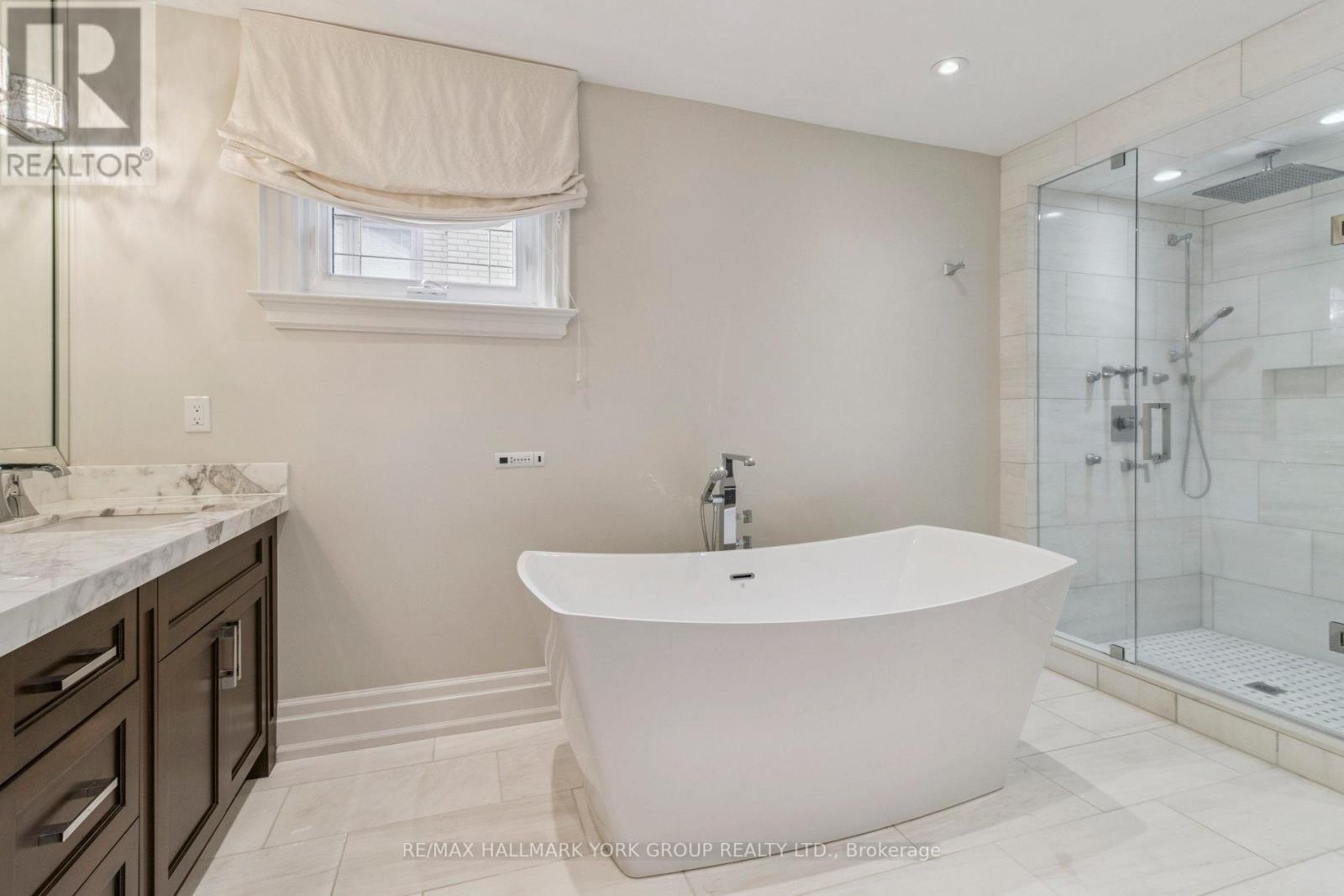 27 Scott Crescent, King, ON - Indoor Photo Showing Bathroom