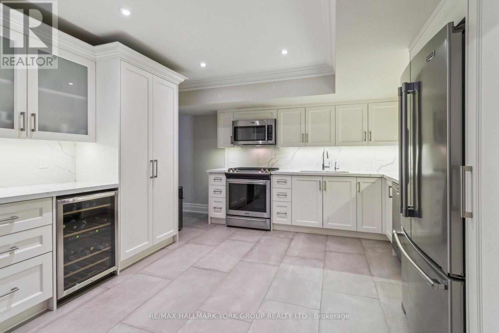 27 Scott Crescent, King, ON - Indoor Photo Showing Kitchen With Upgraded Kitchen