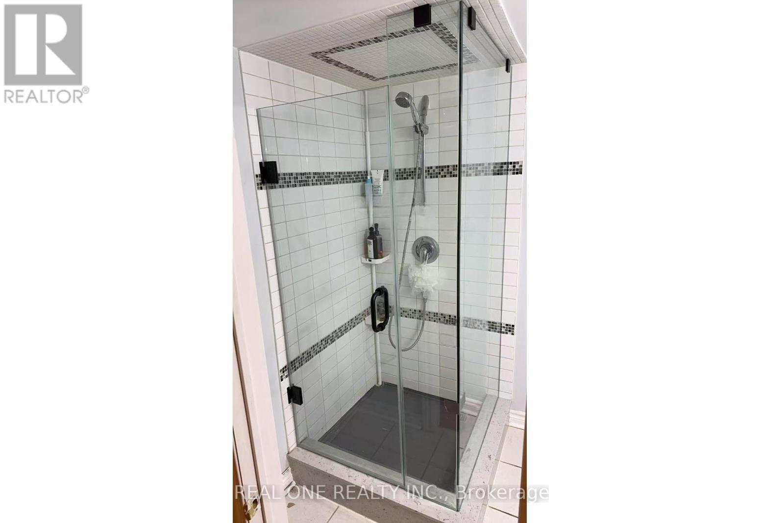 5302 Palmetto Place, Mississauga, ON - Indoor Photo Showing Bathroom
