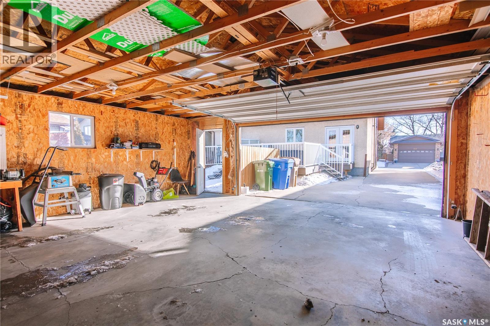 1222 Flexman Crescent N, Regina, SK - Indoor Photo Showing Garage