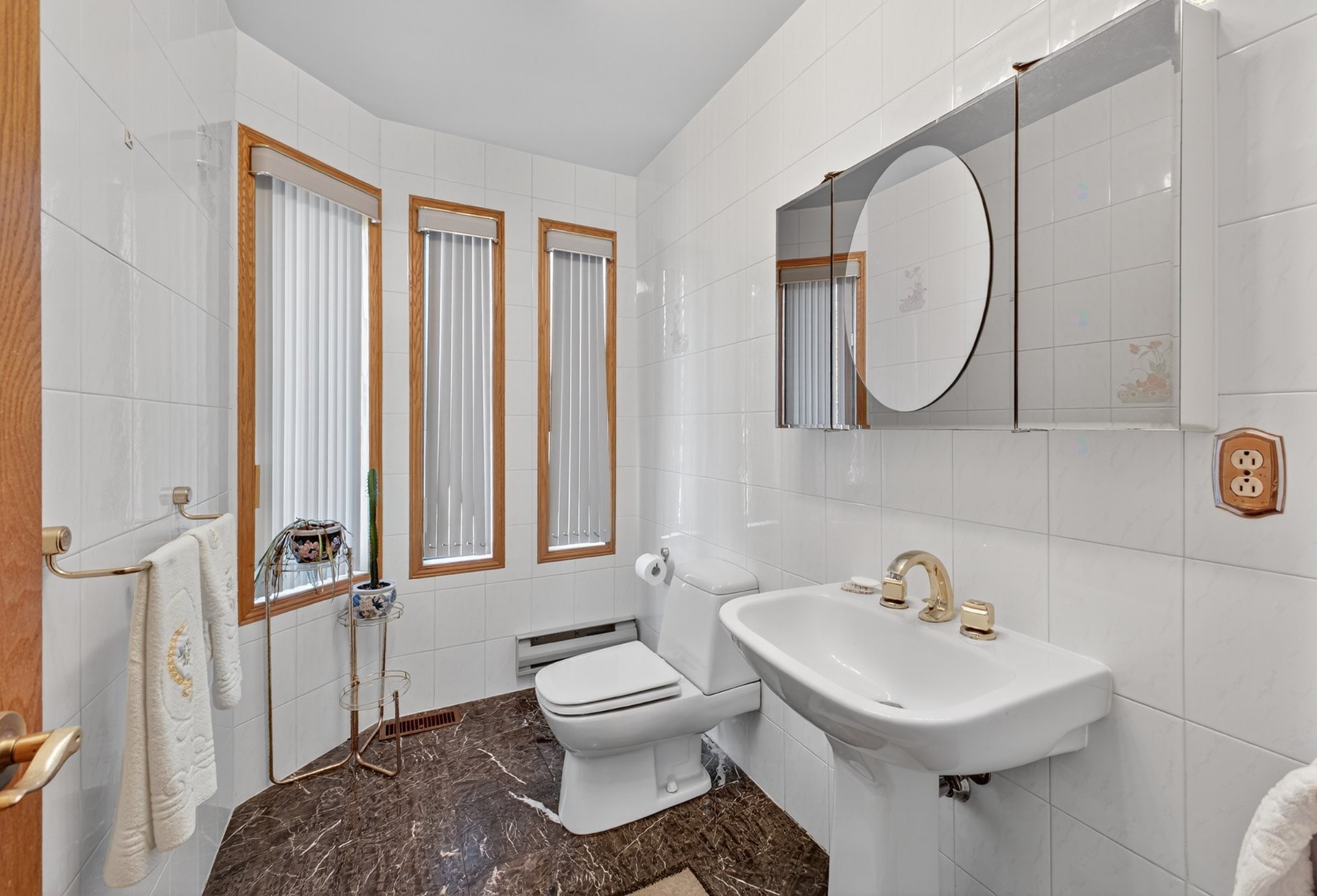 Powder room - 6793 Ch. Baily, Côte-Saint-Luc, QC - Indoor Photo Showing Bathroom