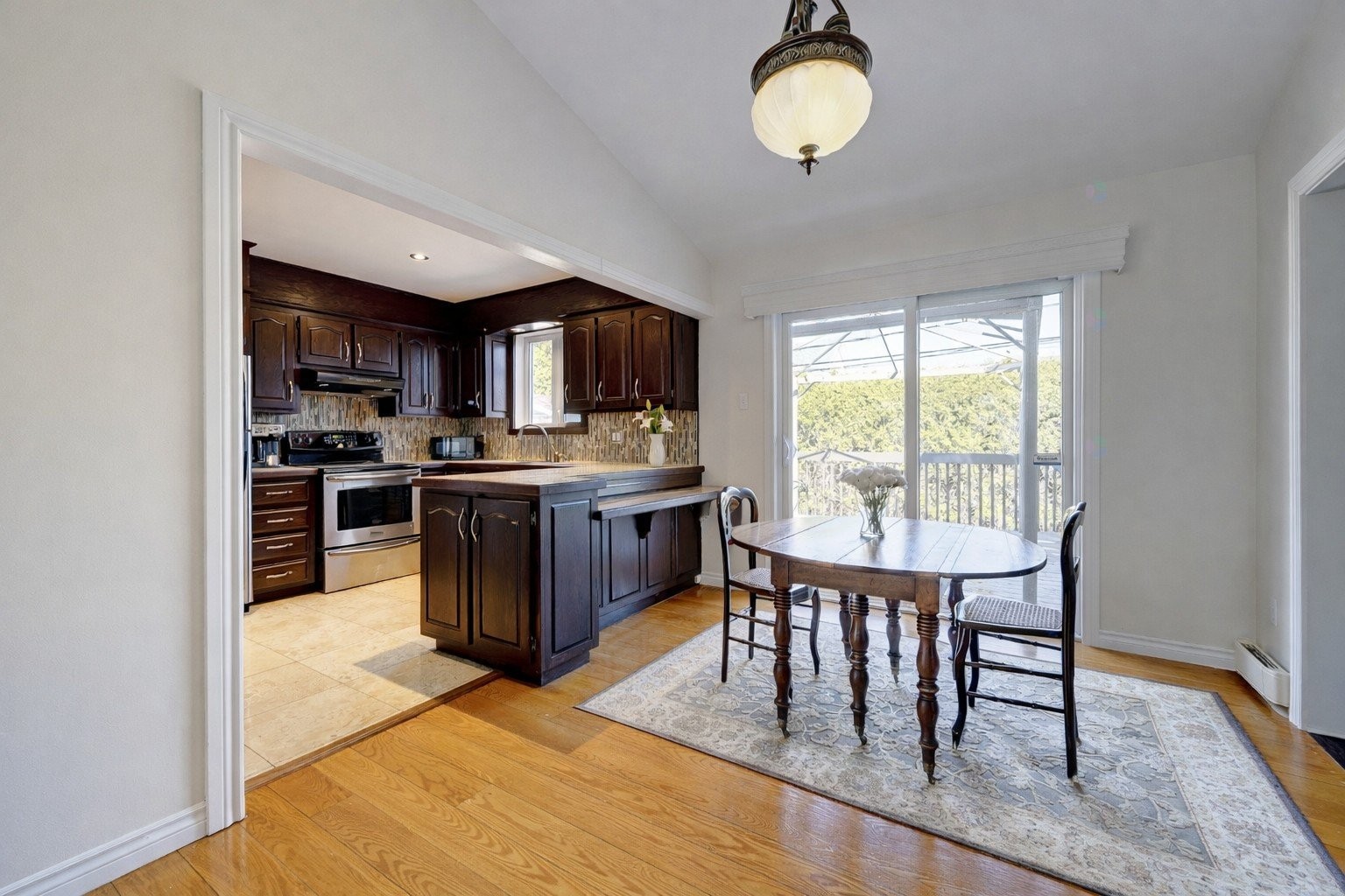 Coin-repas - 41 Rue Champlain, Saint-Constant, QC - Indoor