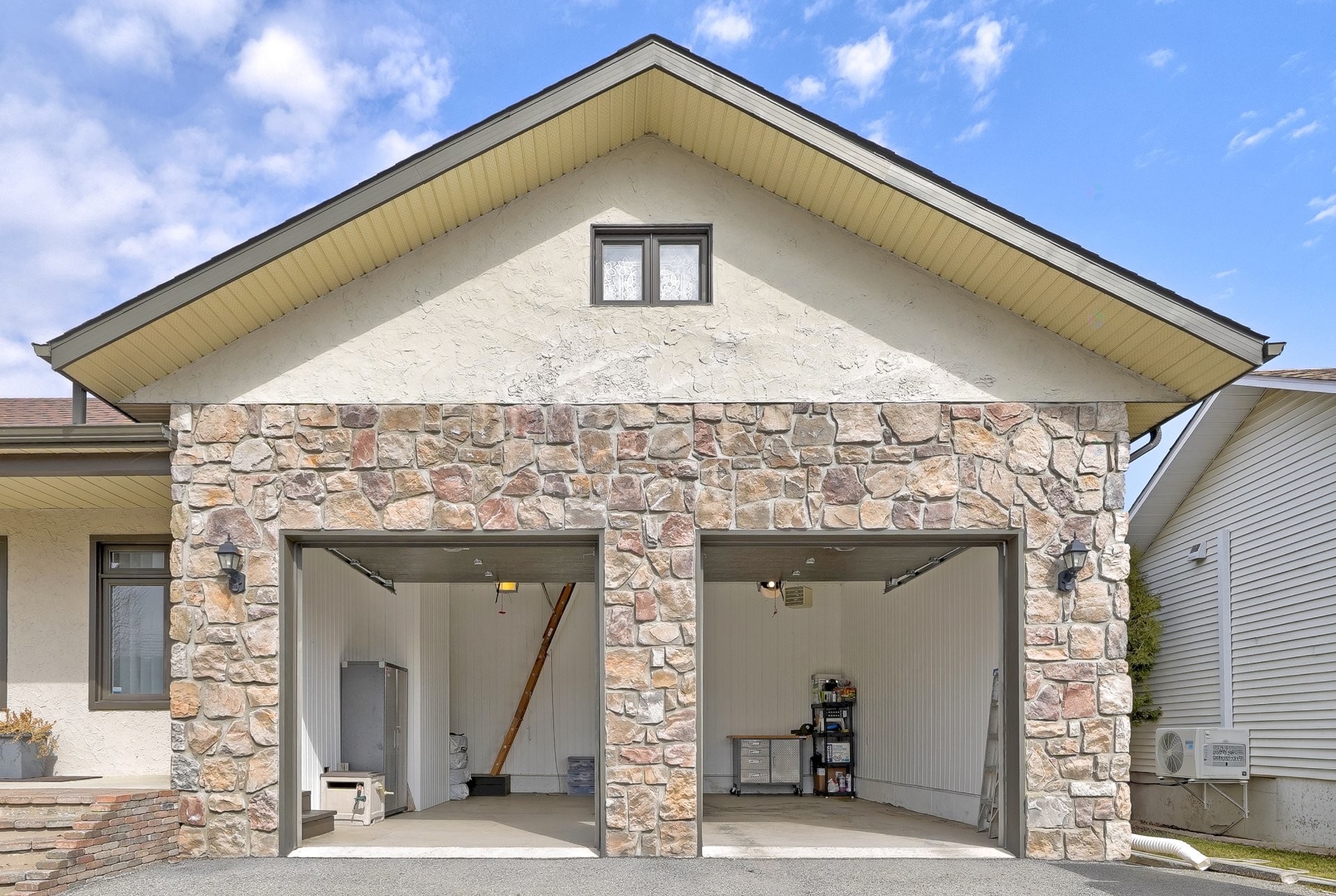 Garage - 41 Rue Champlain, Saint-Constant, QC - Outdoor