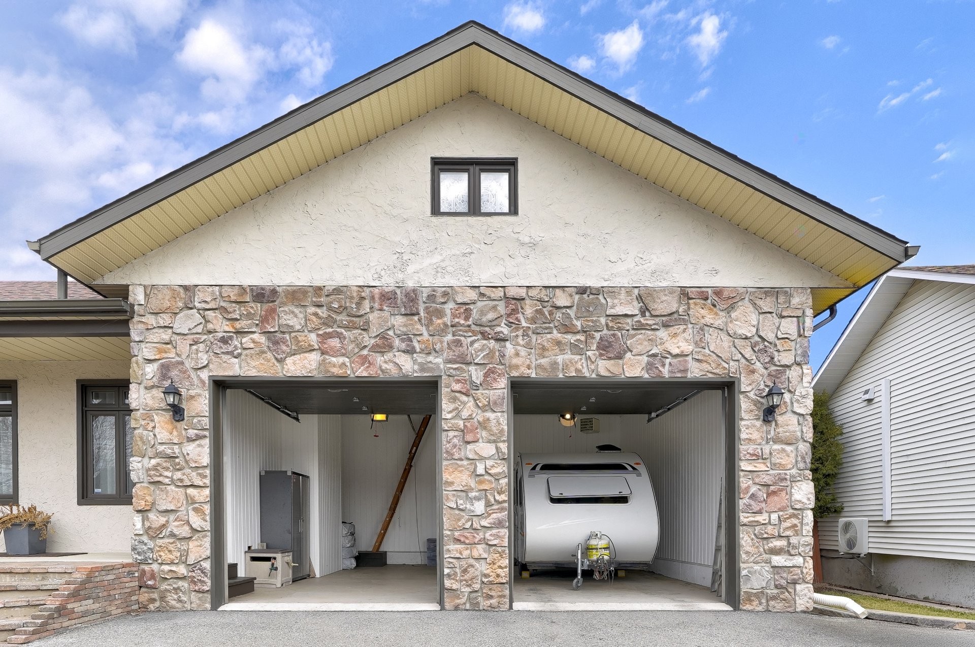 Garage - 41 Rue Champlain, Saint-Constant, QC - Outdoor With Exterior