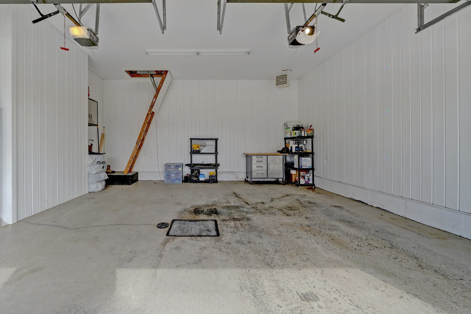 Garage - 41 Rue Champlain, Saint-Constant, QC - Indoor Photo Showing Garage