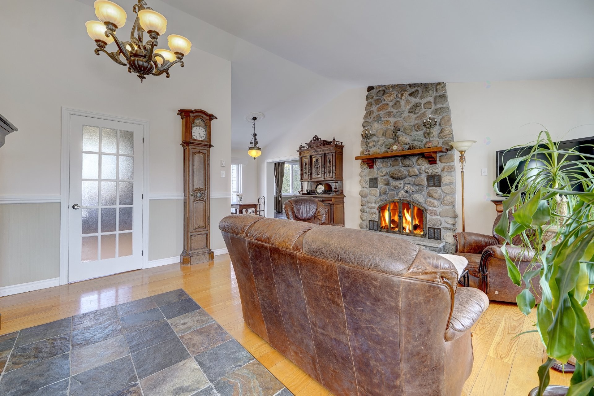 Hall d'entrée/Vestibule - 41 Rue Champlain, Saint-Constant, QC - Indoor Photo Showing Living Room With Fireplace