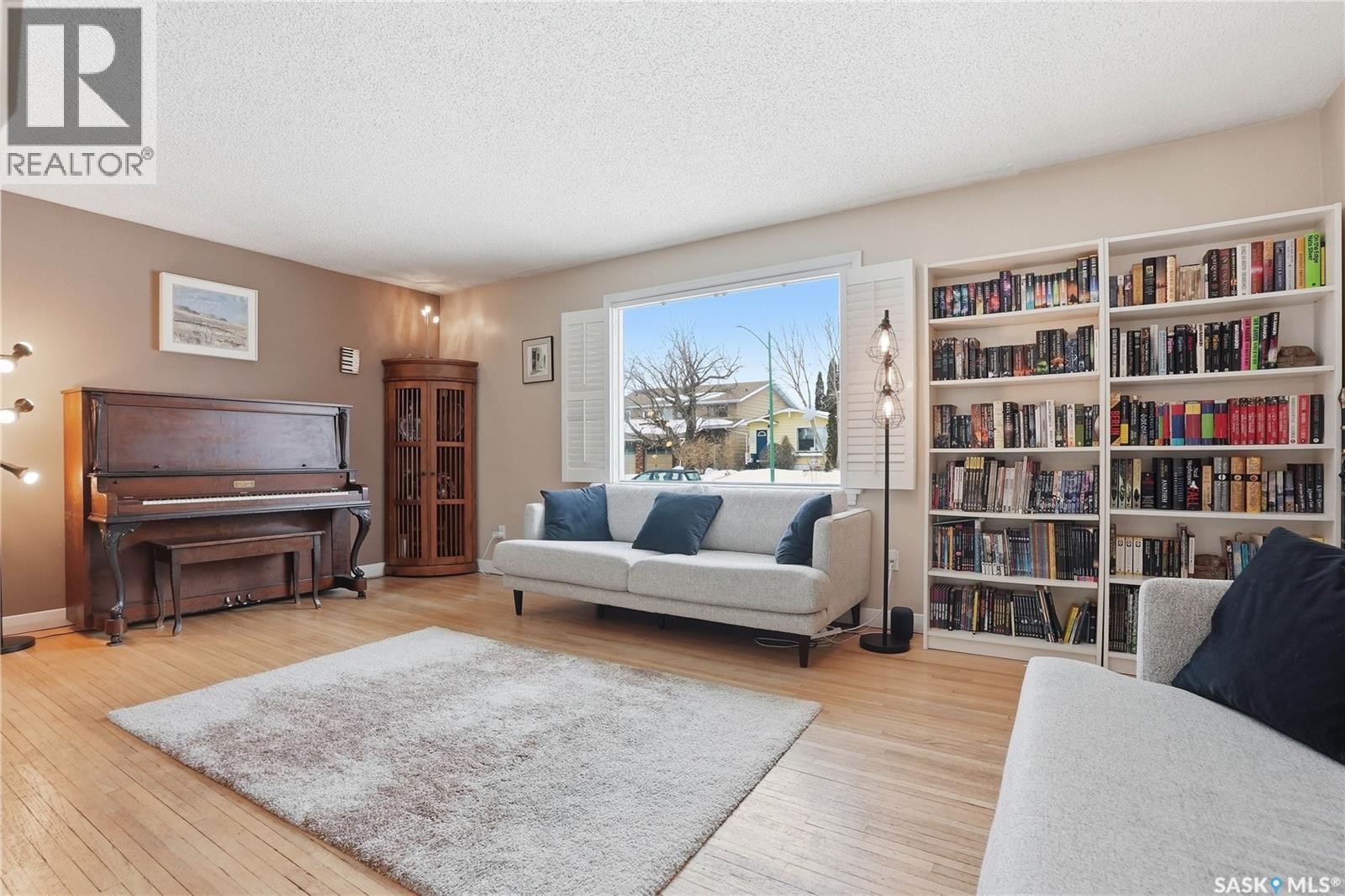 1024 6Th Street E, Saskatoon, SK - Indoor Photo Showing Living Room