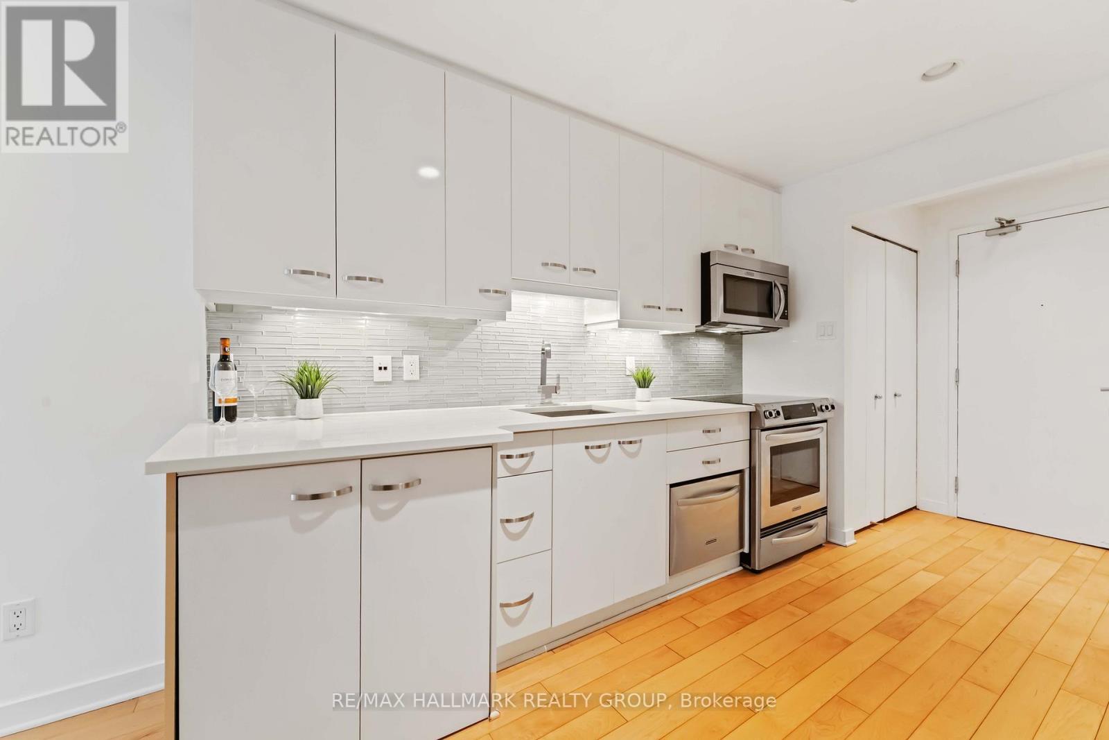15 - 202 St Patrick Street, Ottawa, ON - Indoor Photo Showing Kitchen With Upgraded Kitchen