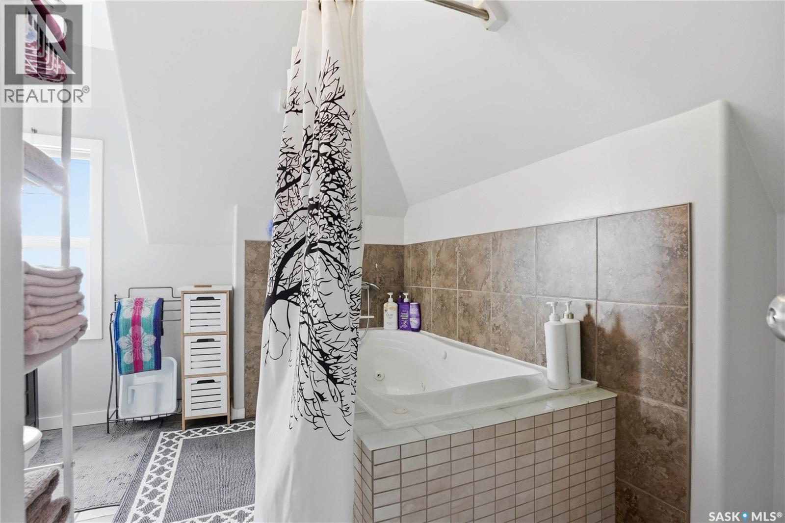 514 4Th Street E, Saskatoon, SK - Indoor Photo Showing Bathroom