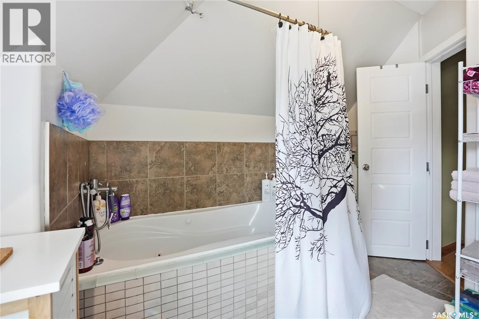 514 4Th Street E, Saskatoon, SK - Indoor Photo Showing Bathroom