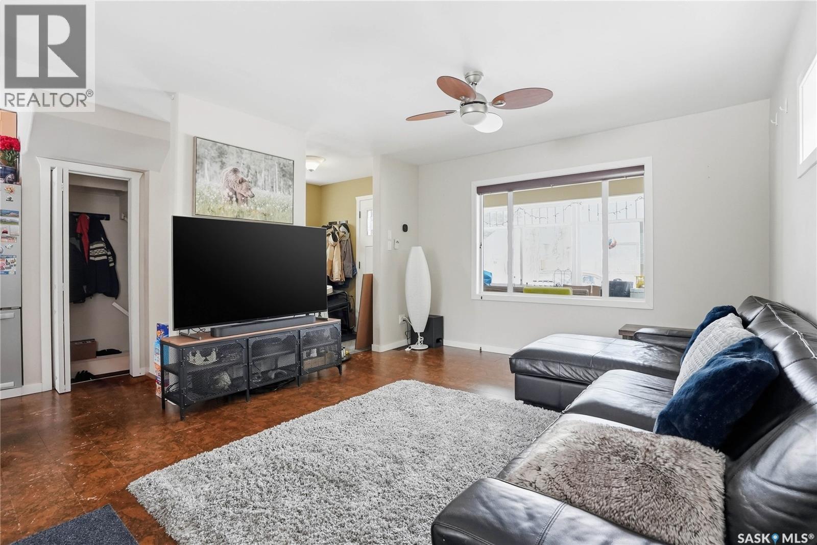 514 4Th Street E, Saskatoon, SK - Indoor Photo Showing Living Room
