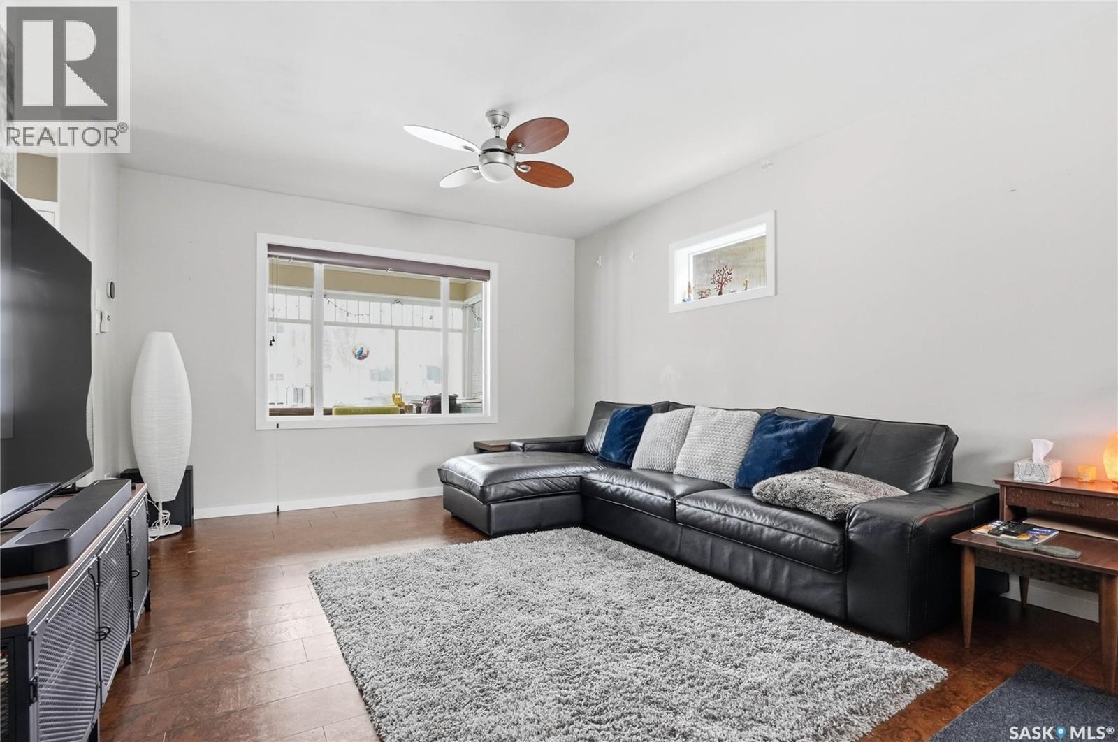 514 4Th Street E, Saskatoon, SK - Indoor Photo Showing Living Room