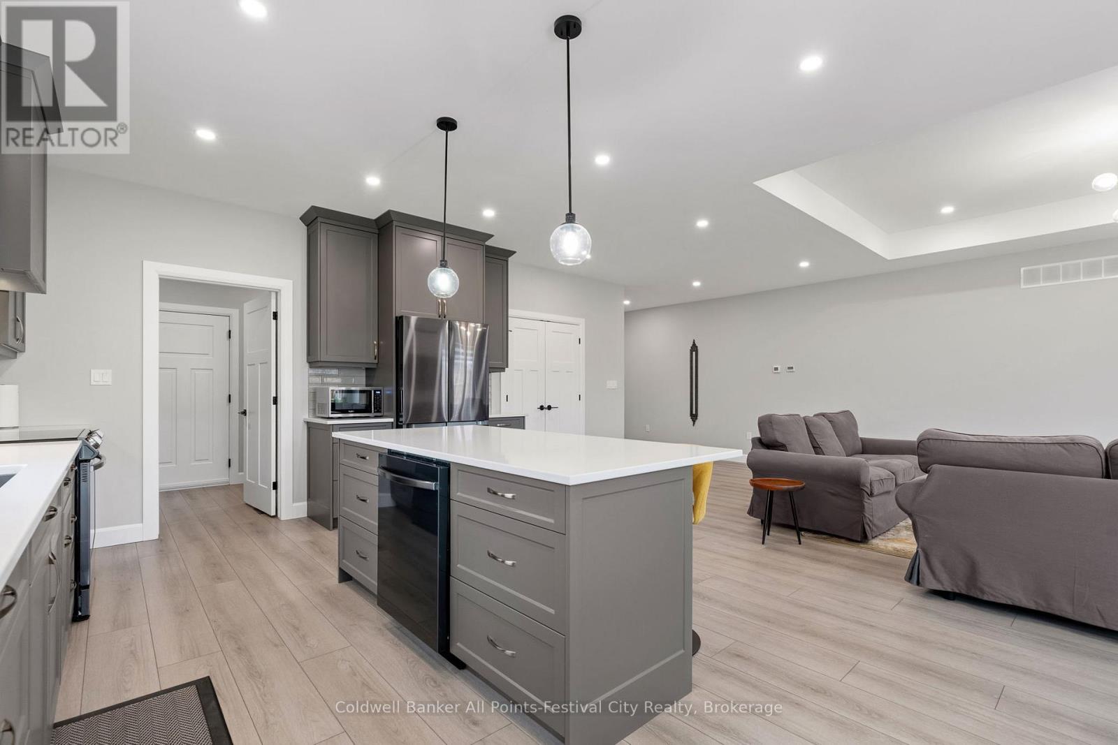 467 Warren Street, Goderich (Goderich (Town)), ON - Indoor Photo Showing Kitchen With Upgraded Kitchen