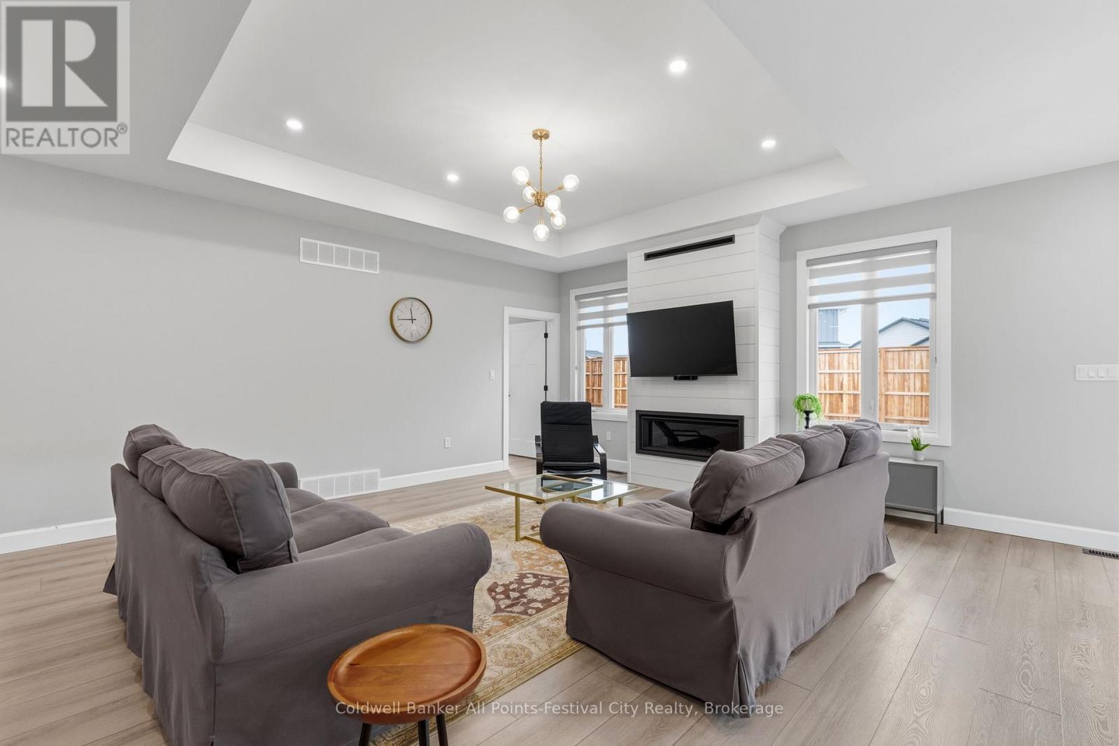 467 Warren Street, Goderich (Goderich (Town)), ON - Indoor Photo Showing Living Room With Fireplace