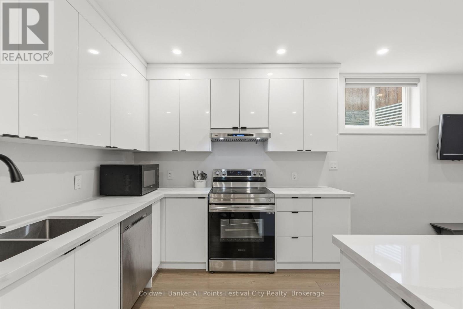 467 Warren Street, Goderich (Goderich (Town)), ON - Indoor Photo Showing Kitchen With Double Sink