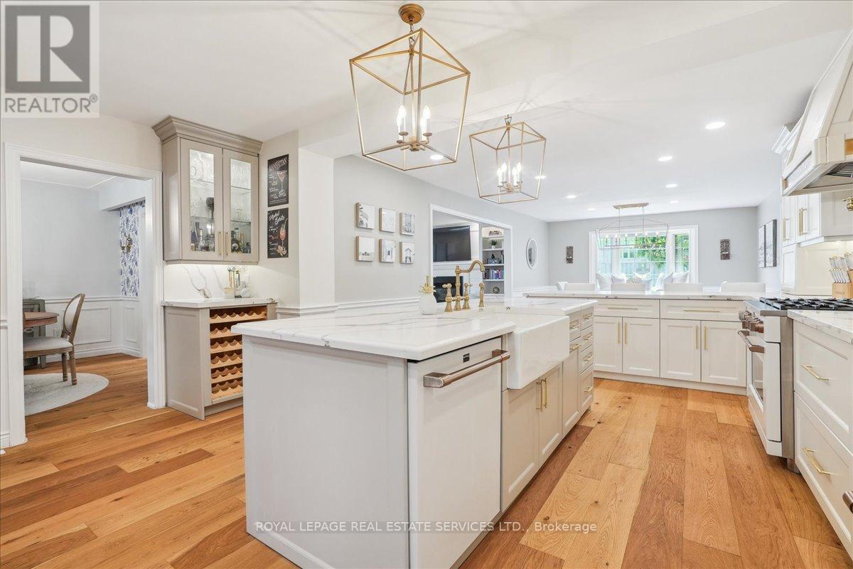 14 Dubarry Boulevard, Hamilton, ON - Indoor Photo Showing Kitchen With Upgraded Kitchen