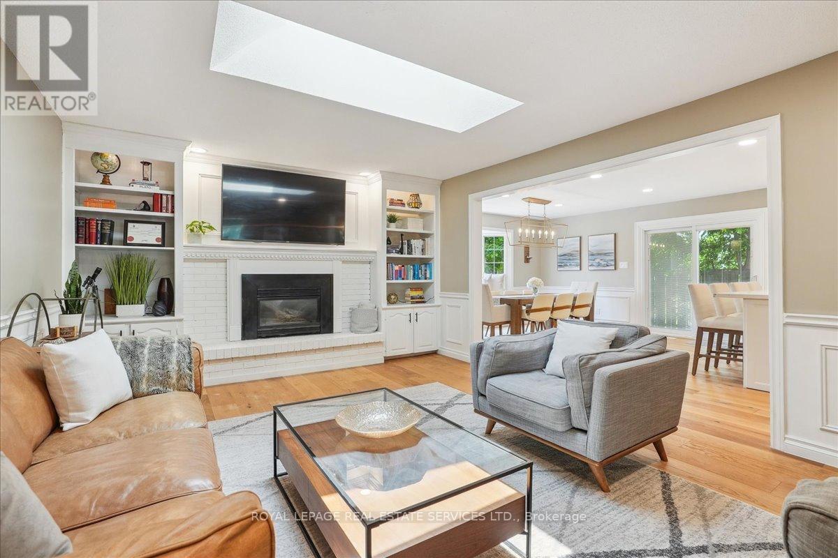 14 Dubarry Boulevard, Hamilton, ON - Indoor Photo Showing Living Room With Fireplace