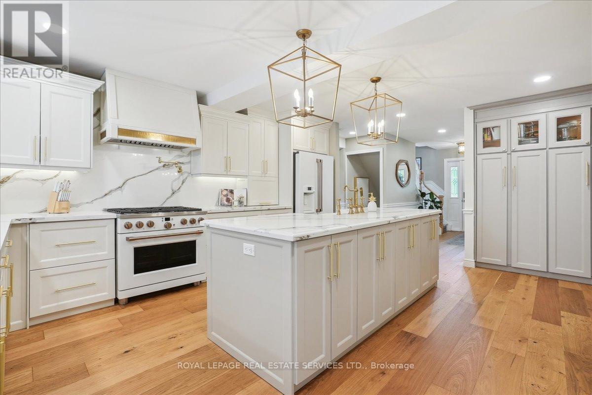 14 Dubarry Boulevard, Hamilton, ON - Indoor Photo Showing Kitchen With Upgraded Kitchen