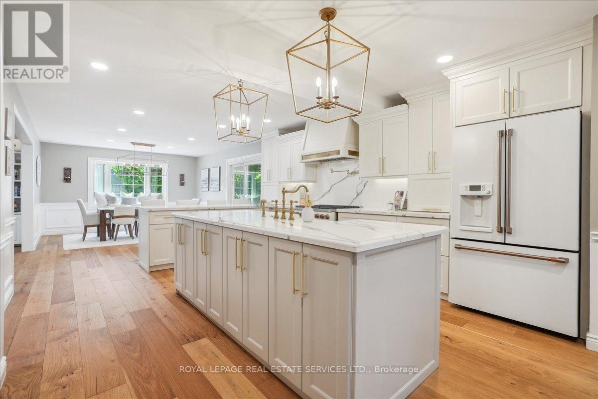 14 Dubarry Boulevard, Hamilton, ON - Indoor Photo Showing Kitchen With Upgraded Kitchen