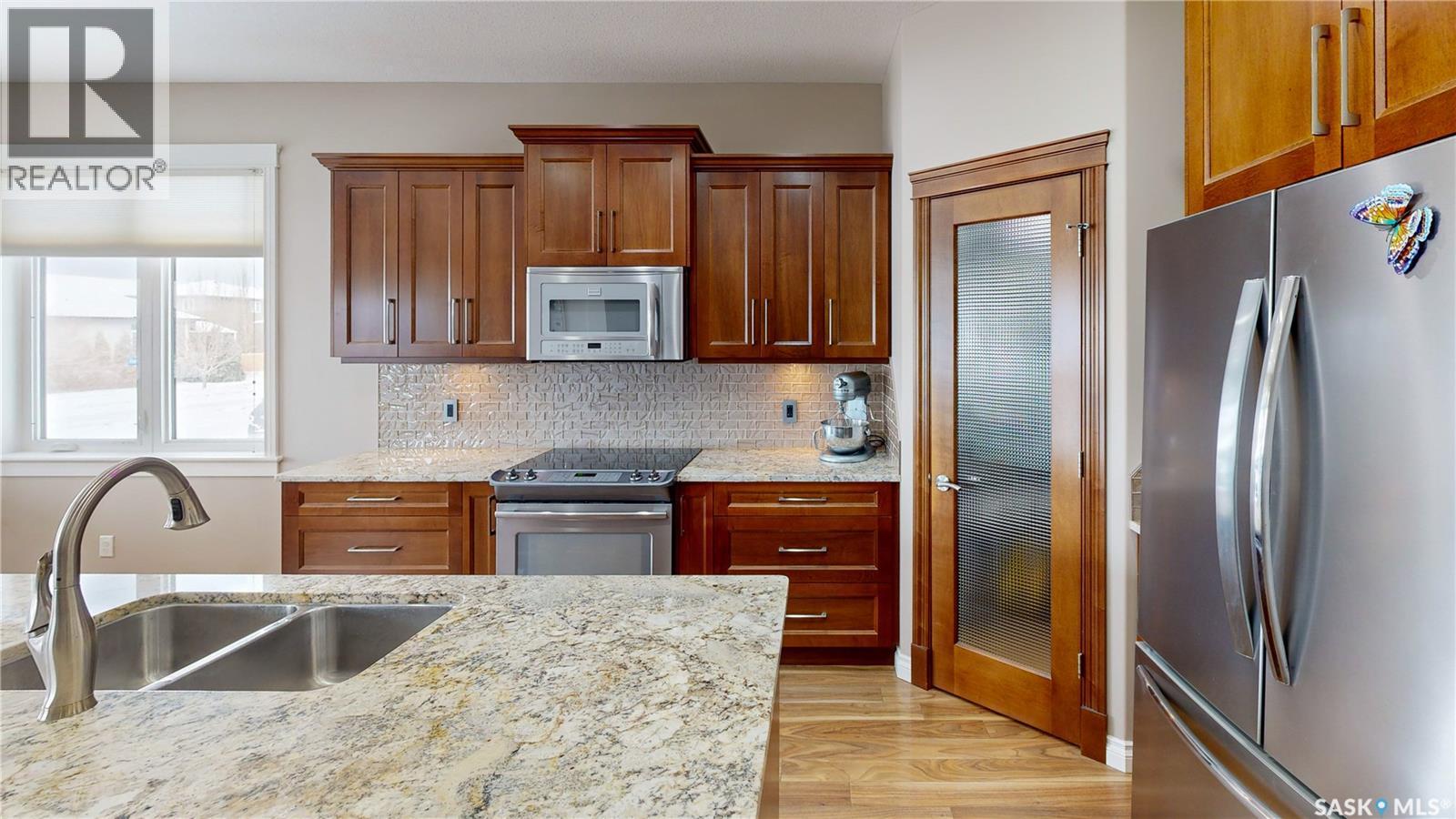 4342 Skinner Place, Regina, SK - Indoor Photo Showing Kitchen With Stainless Steel Kitchen With Double Sink With Upgraded Kitchen