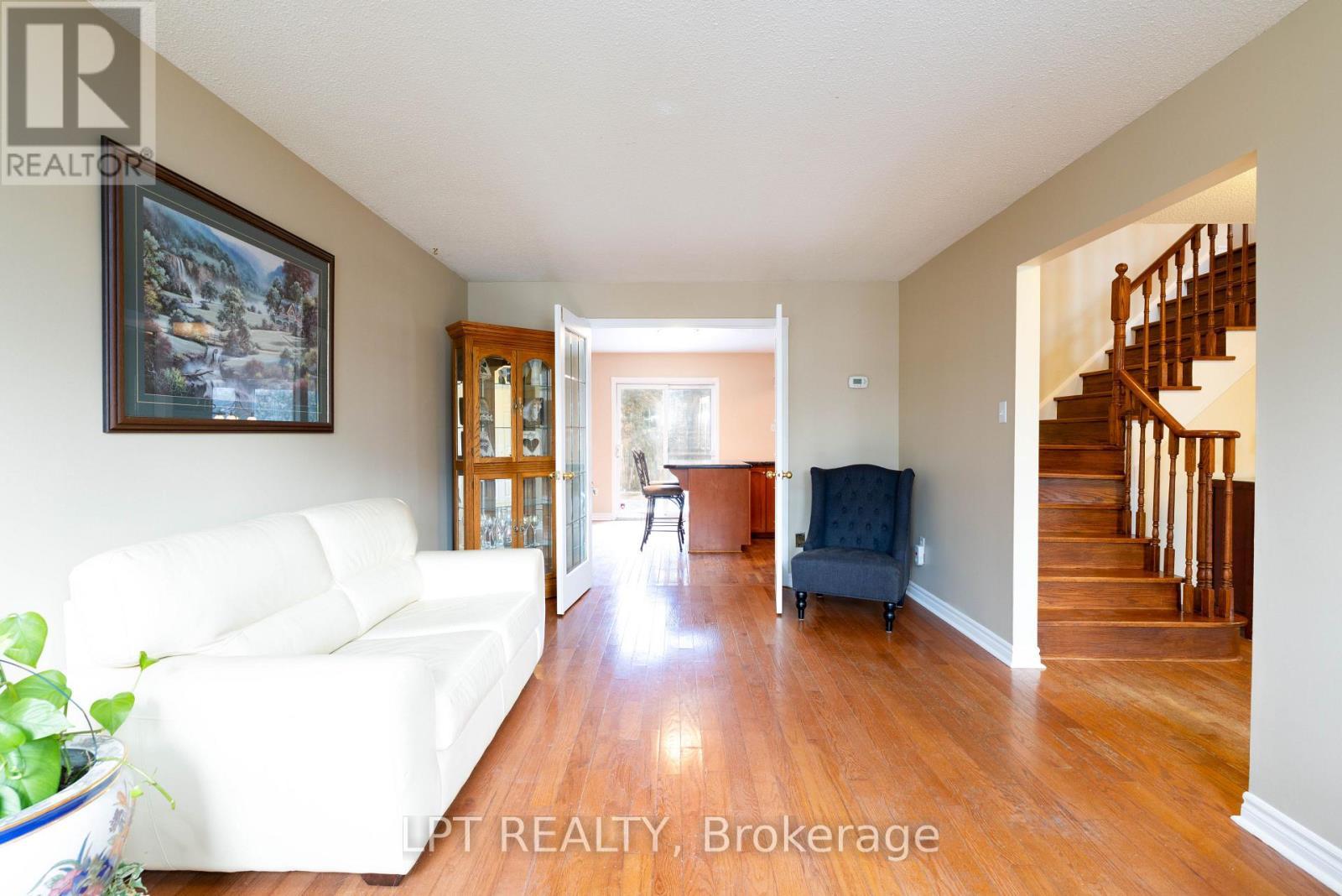 54 Meyer Circle, Markham, ON - Indoor Photo Showing Living Room