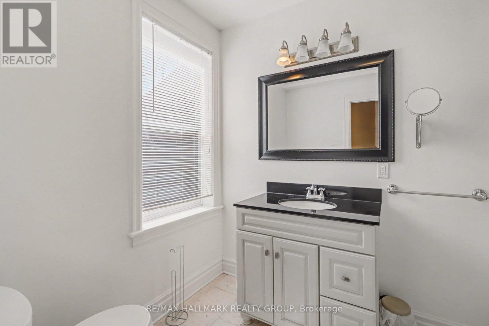 34 Lewis Street, Ottawa, ON - Indoor Photo Showing Bathroom