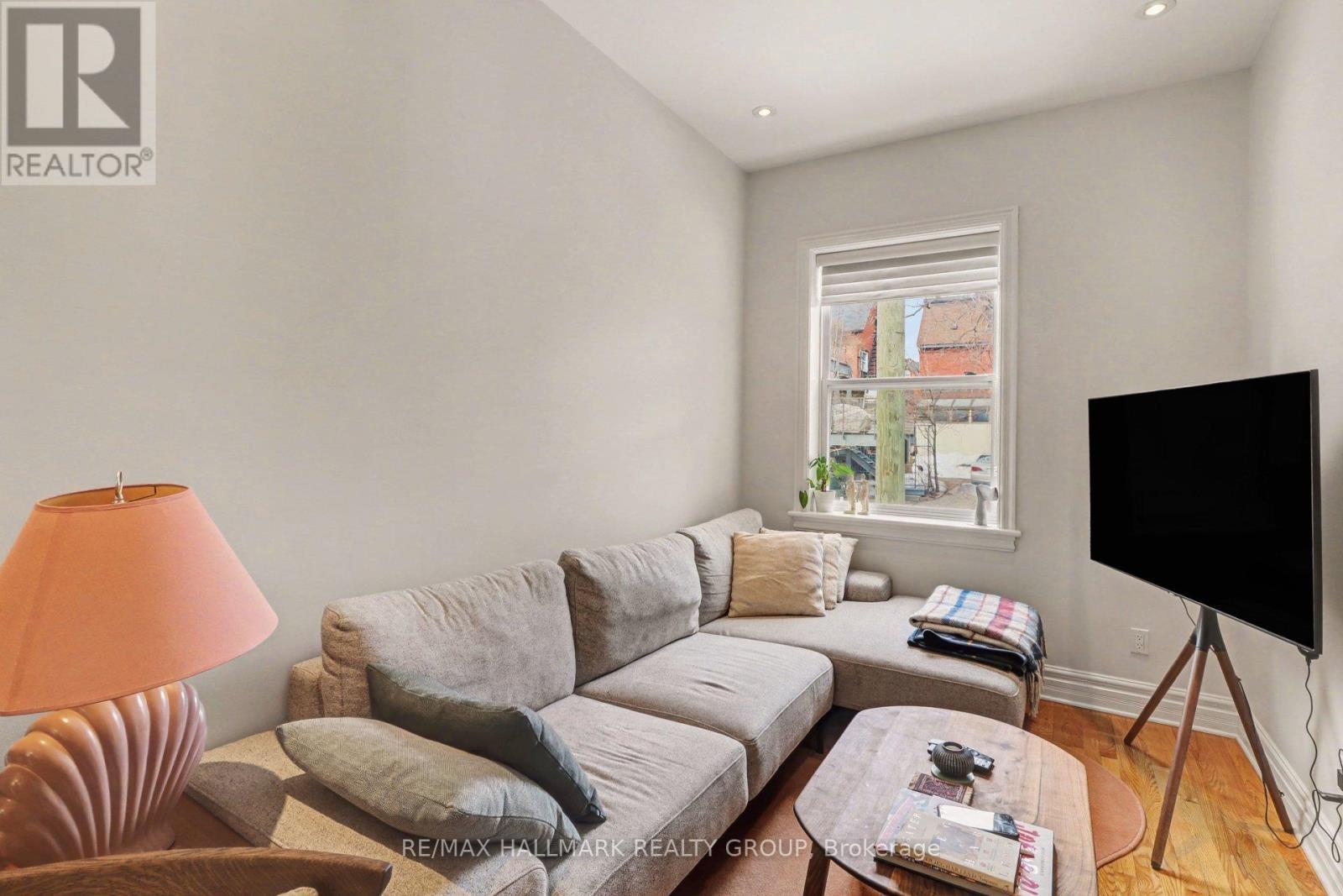 34 Lewis Street, Ottawa, ON - Indoor Photo Showing Living Room