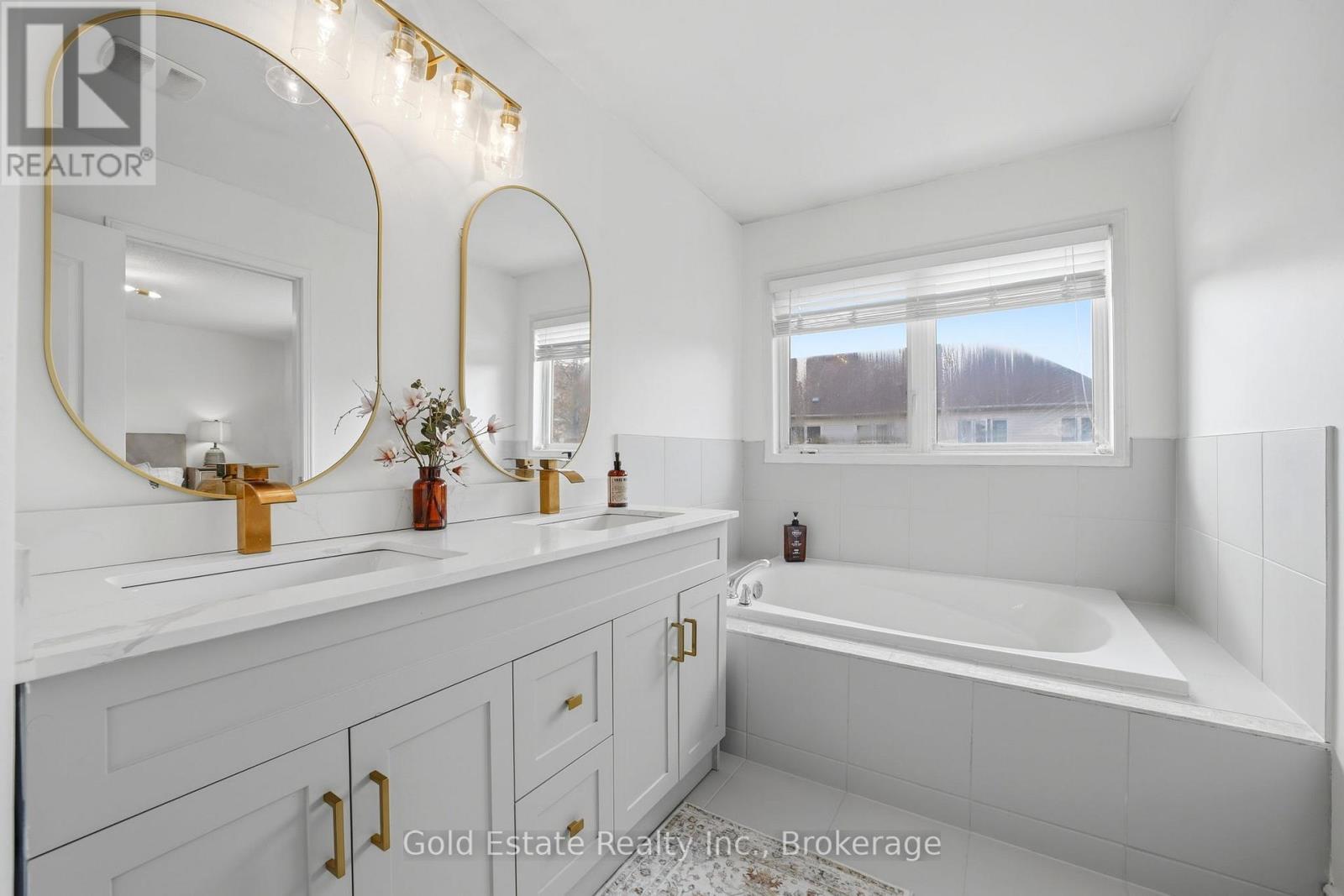 4875 Valera Road, Burlington, ON - Indoor Photo Showing Bathroom