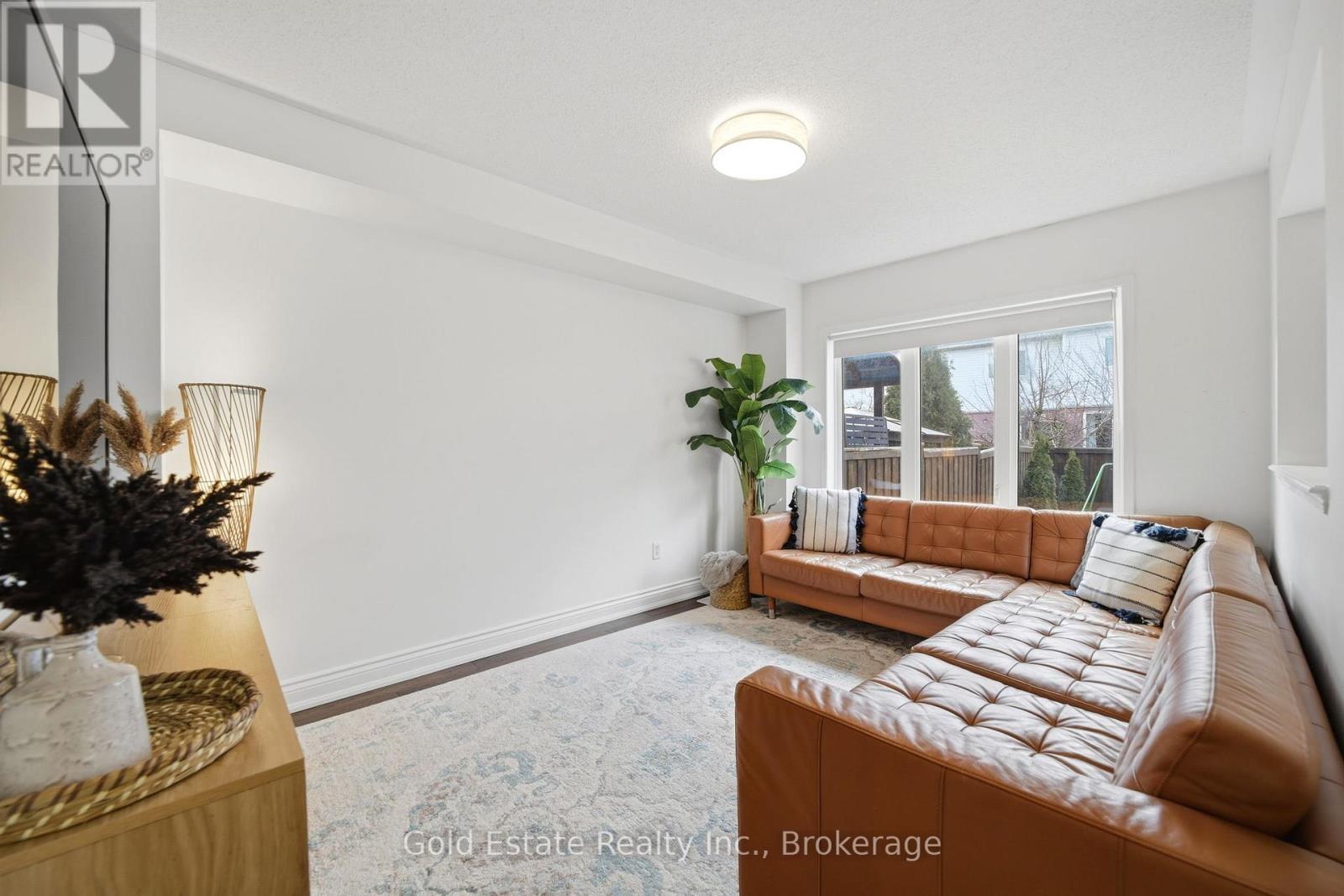 4875 Valera Road, Burlington, ON - Indoor Photo Showing Living Room