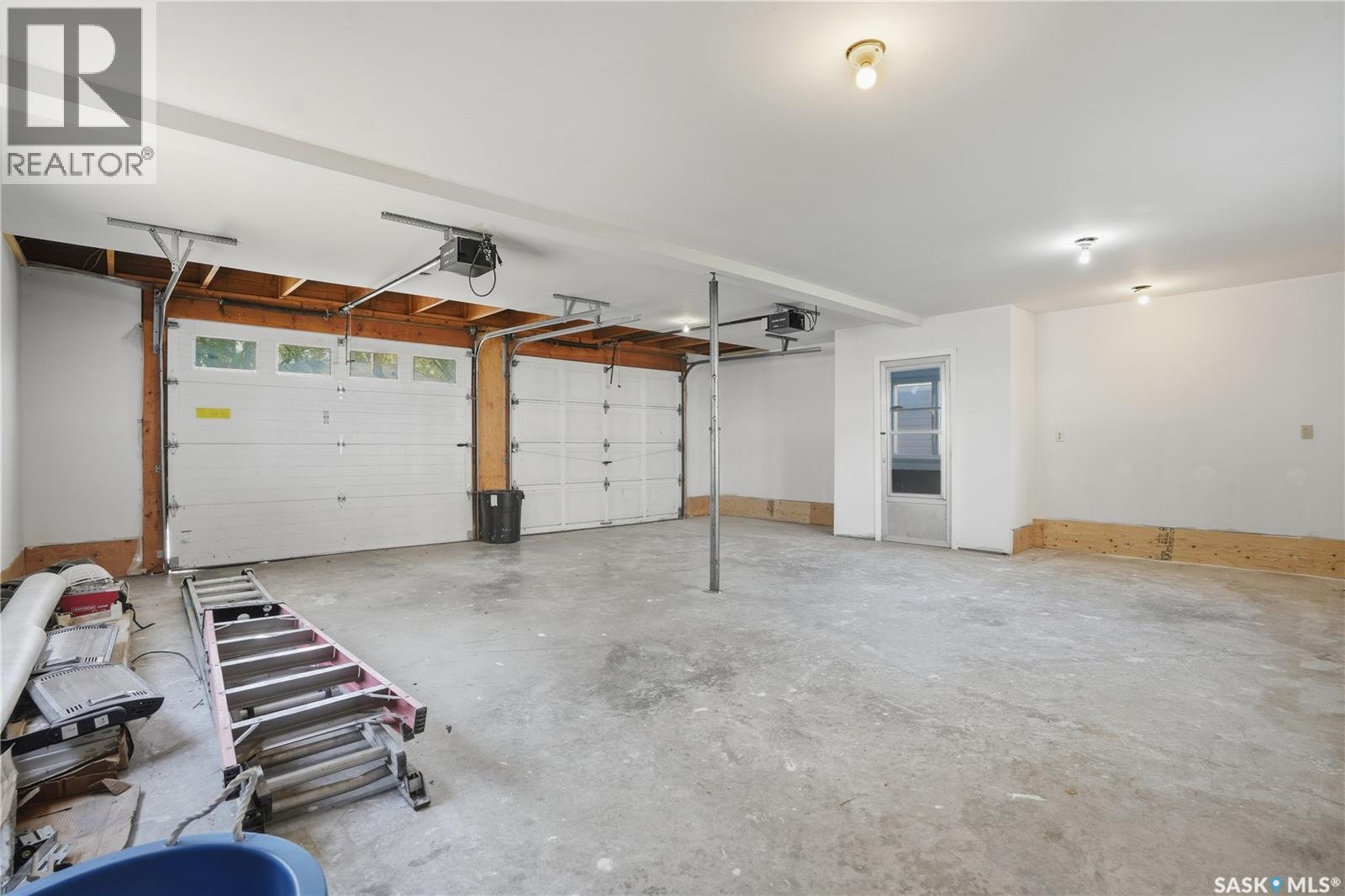 2807 Assiniboine Avenue, Regina, SK - Indoor Photo Showing Garage