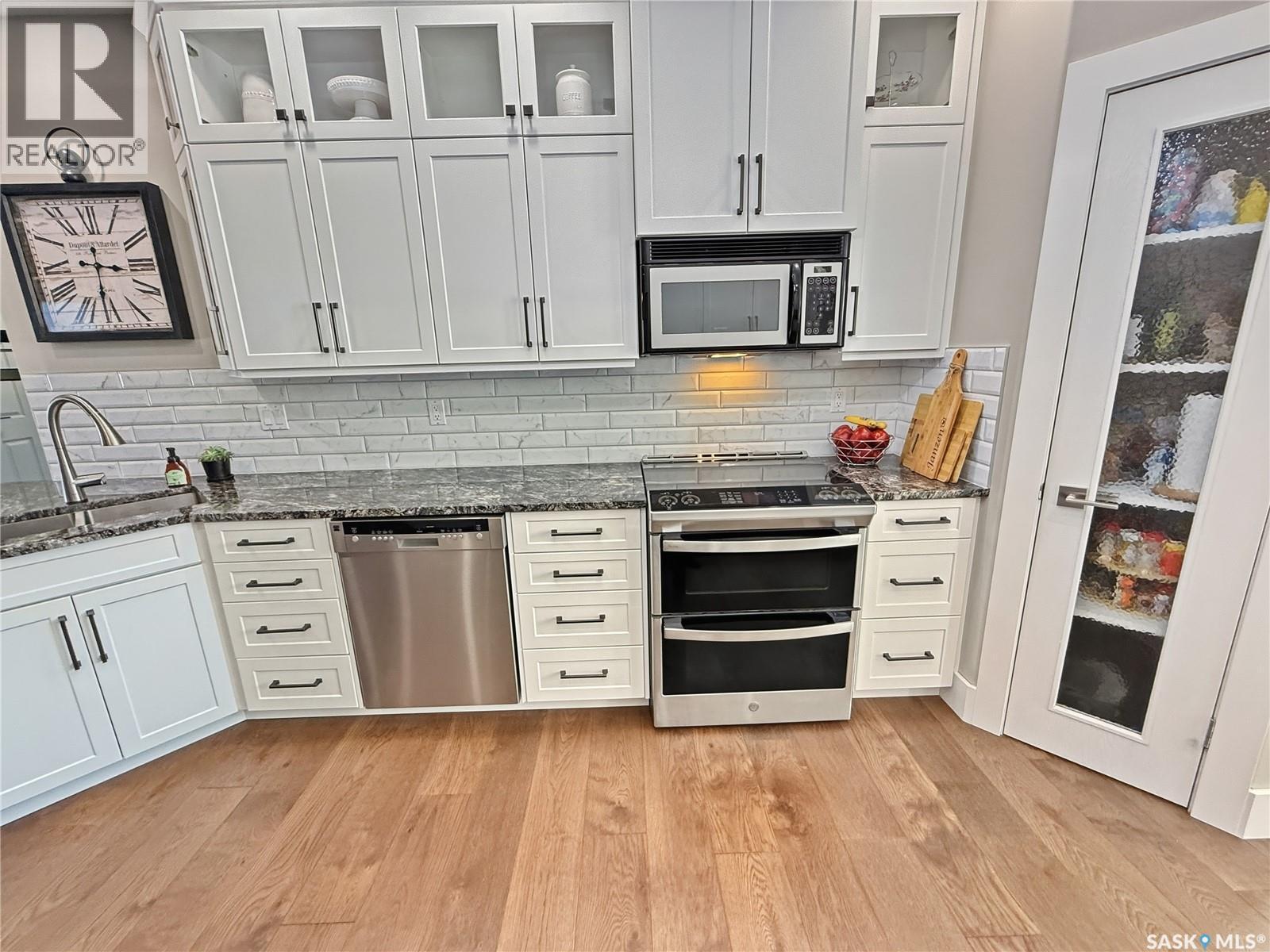821 Wallman Place, Swift Current, SK - Indoor Photo Showing Kitchen With Stainless Steel Kitchen With Upgraded Kitchen
