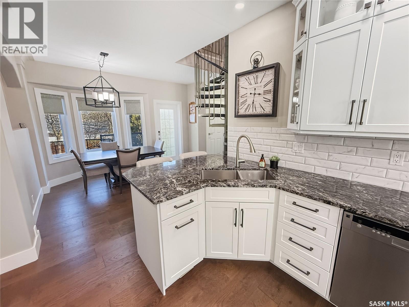 821 Wallman Place, Swift Current, SK - Indoor Photo Showing Kitchen With Double Sink With Upgraded Kitchen