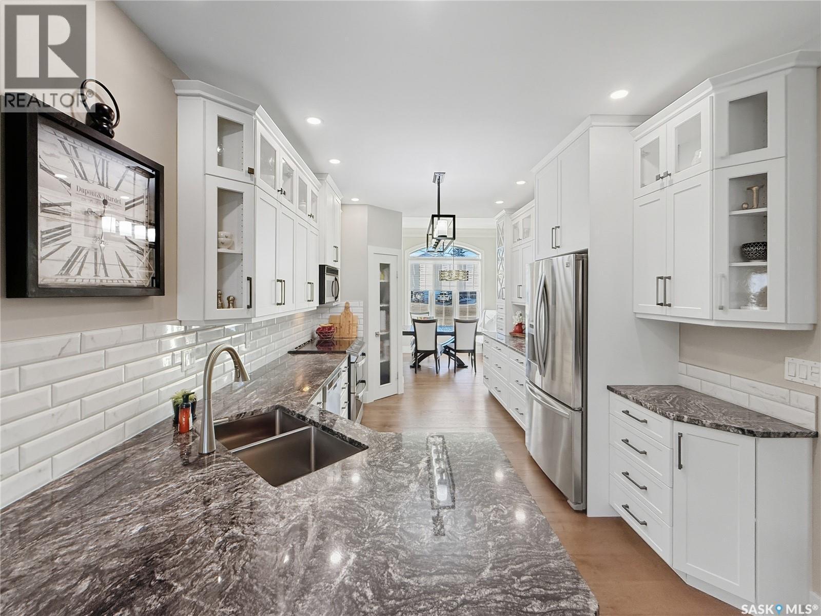 821 Wallman Place, Swift Current, SK - Indoor Photo Showing Kitchen With Stainless Steel Kitchen With Double Sink With Upgraded Kitchen