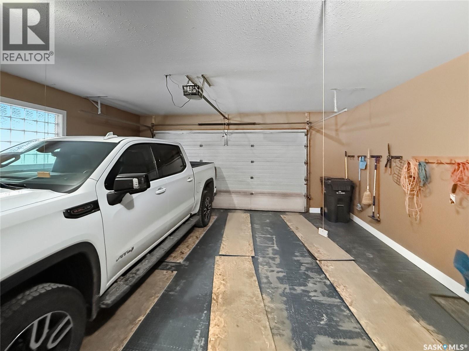 821 Wallman Place, Swift Current, SK - Indoor Photo Showing Garage