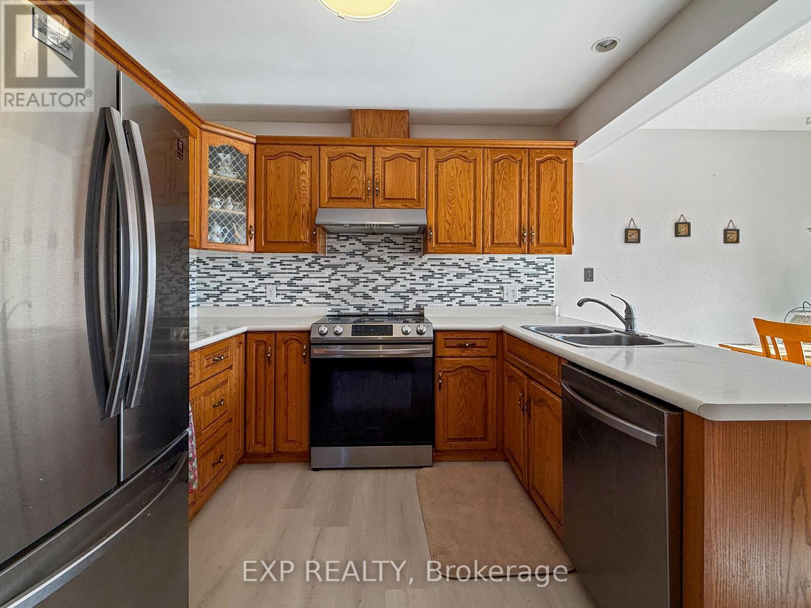444 Burnett Avenue, Cambridge, ON - Indoor Photo Showing Kitchen With Double Sink