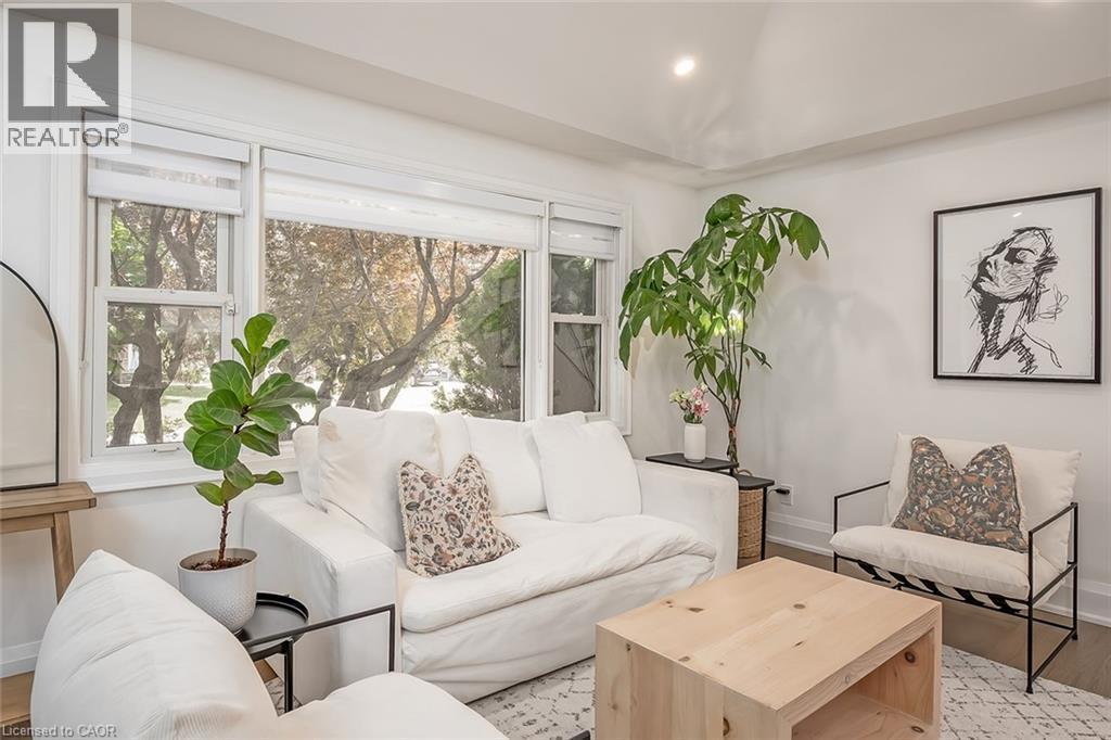 564 Maplehill Drive, Burlington, ON - Indoor Photo Showing Living Room