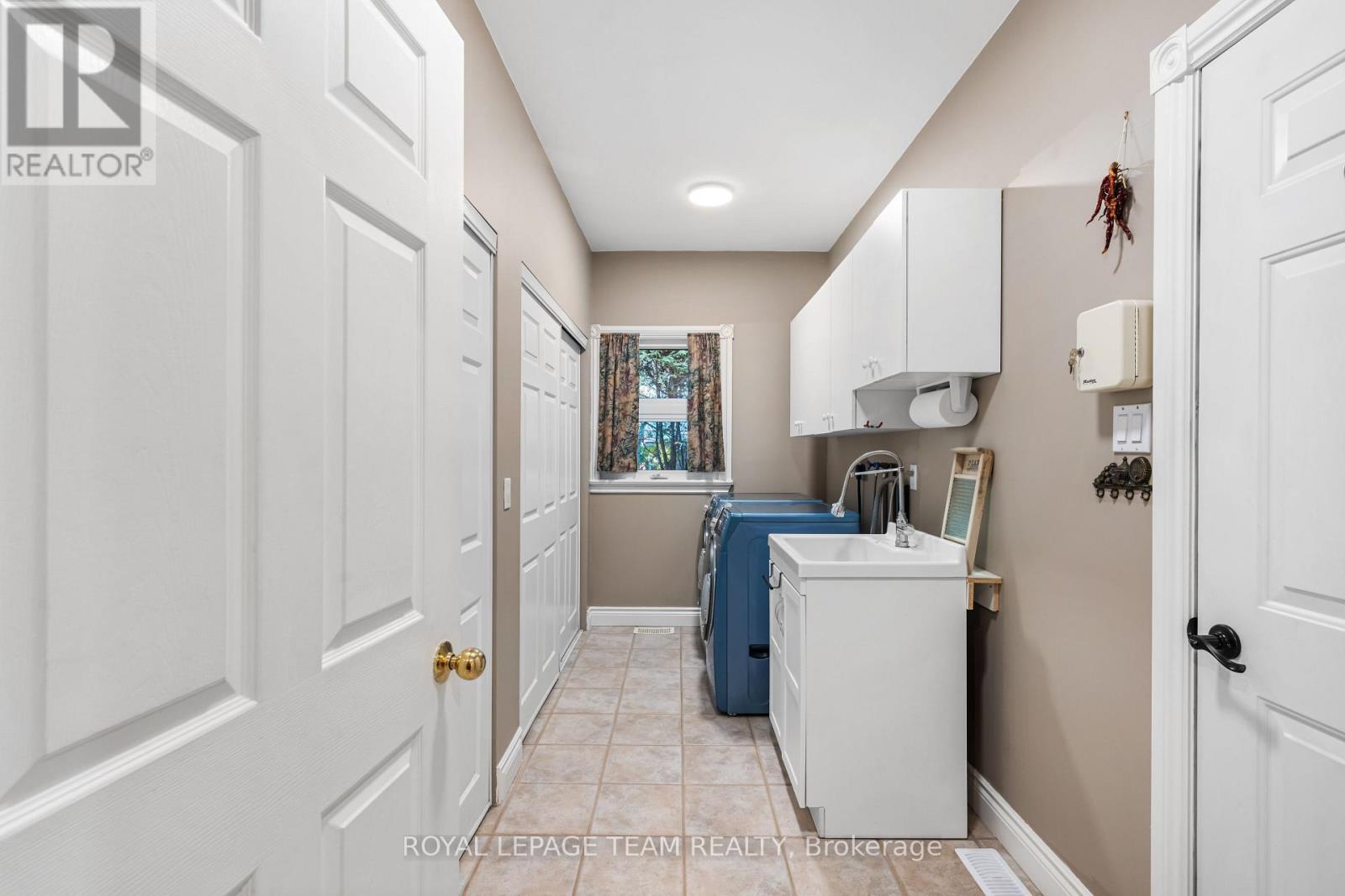 1601 Apeldoorn Avenue, Ottawa, ON - Indoor Photo Showing Laundry Room
