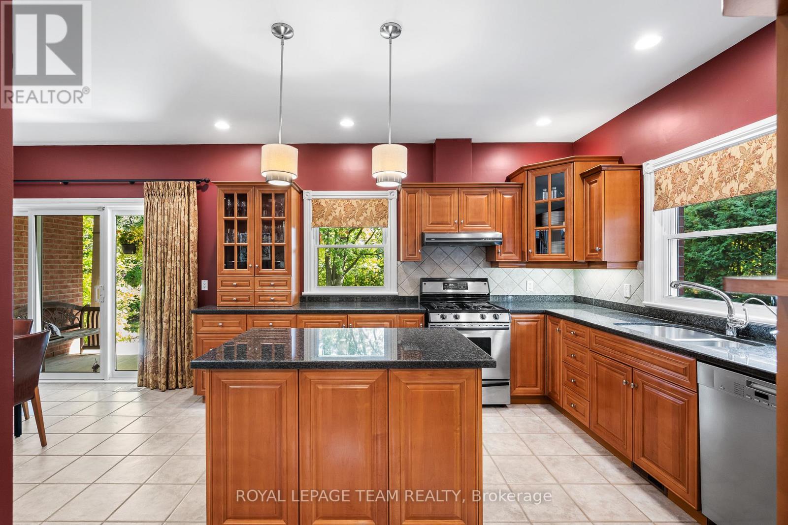 1601 Apeldoorn Avenue, Ottawa, ON - Indoor Photo Showing Kitchen