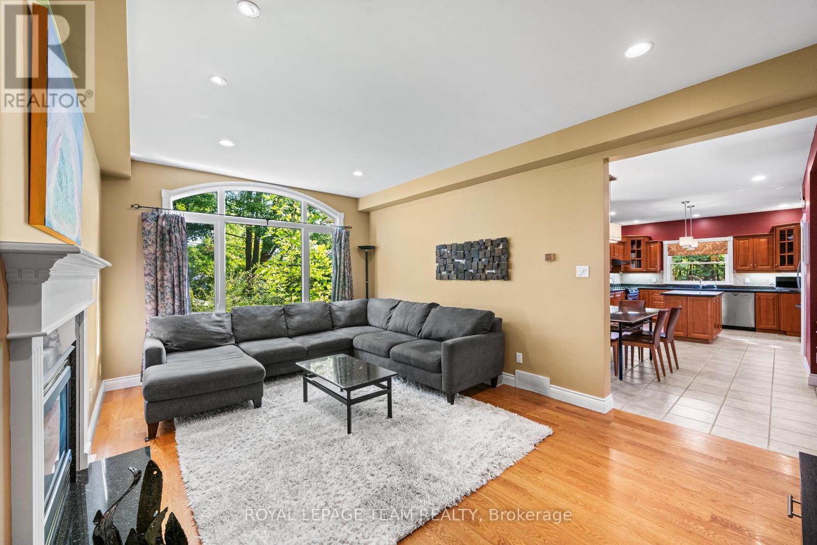 1601 Apeldoorn Avenue, Ottawa, ON - Indoor Photo Showing Living Room With Fireplace