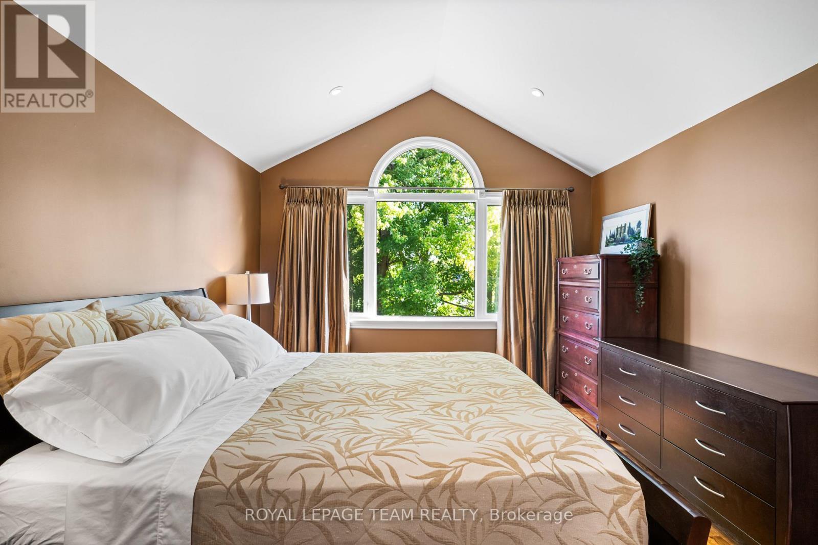 1601 Apeldoorn Avenue, Ottawa, ON - Indoor Photo Showing Bedroom