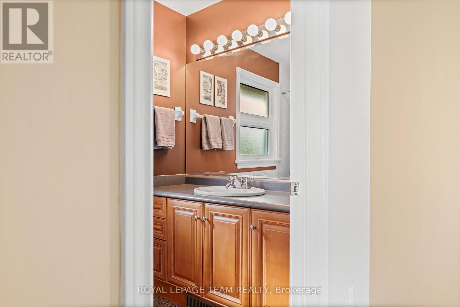 1601 Apeldoorn Avenue, Ottawa, ON - Indoor Photo Showing Bathroom