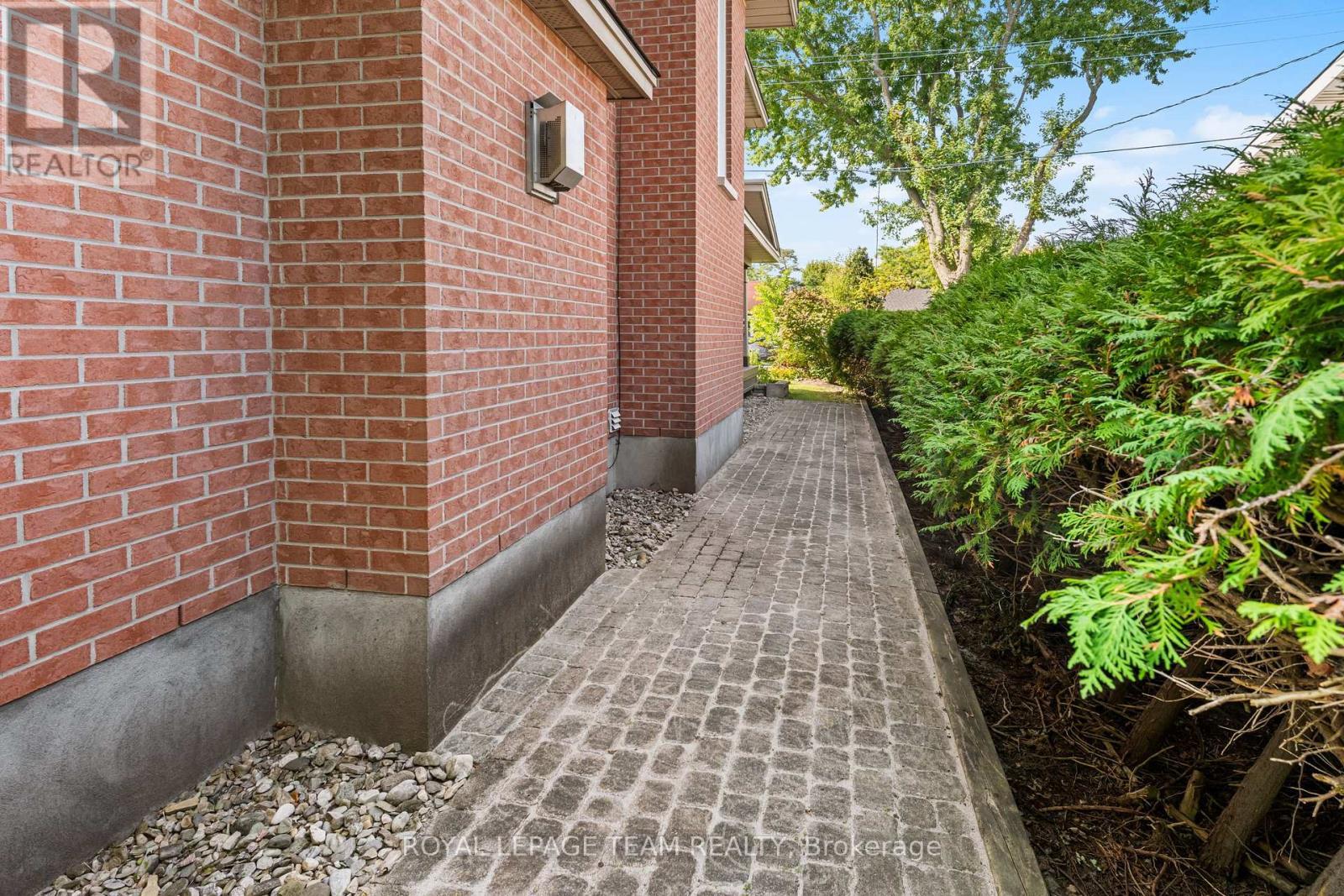 1601 Apeldoorn Avenue, Ottawa, ON - Outdoor